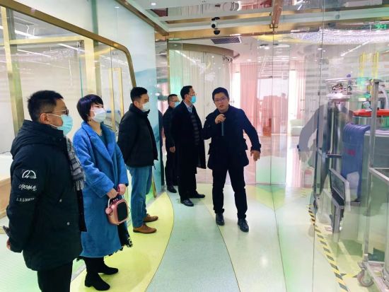 The logistics directors of major hospitals in Shanghai visited the stem cell laboratory of Shanghai Tenth People's Hospital. Photo by Sun Guogen