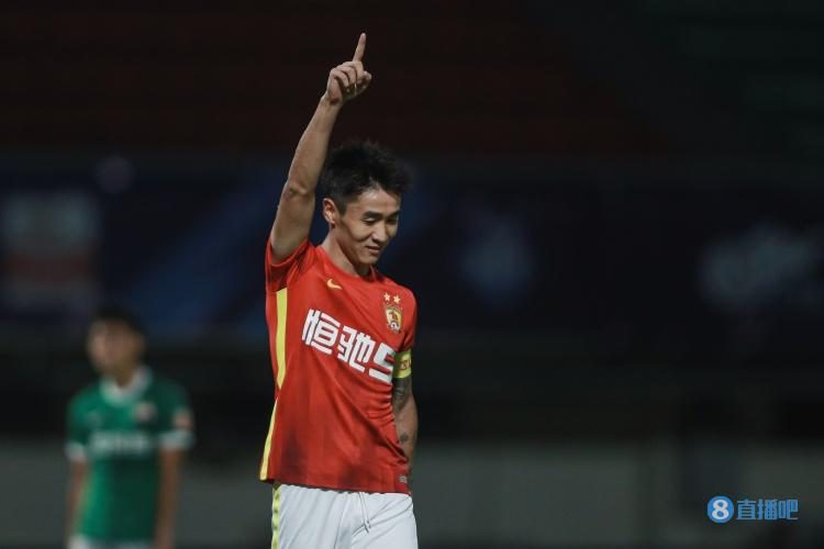 Football News： Three towns in Wuhan will sign three players of Guangzhou team： Wei Shihao, Yan Dinghao and Li Yang.