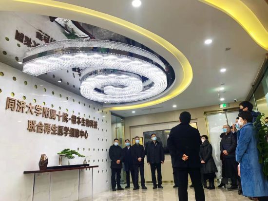 The logistics directors of major hospitals in Shanghai visited the cell center of fundamental biotechnology combined with regenerative medicine in Shanghai Tenth People's Hospital. Photo by Guo Sun