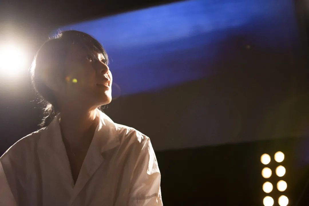 Exclusive behind the scenes | Liu Ruoying "Accompany You" online concert, how to move 150 million people?