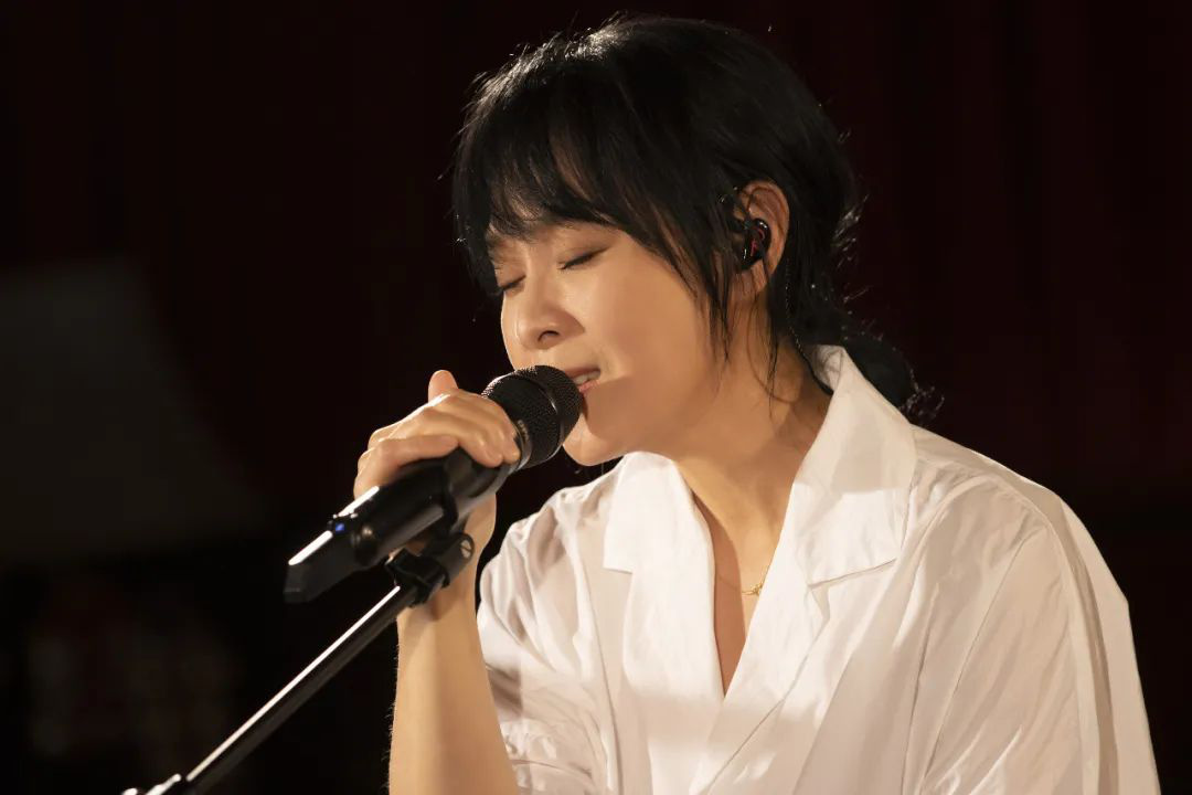 Exclusive behind the scenes | Liu Ruoying "Accompany You" online concert, how to move 150 million people?